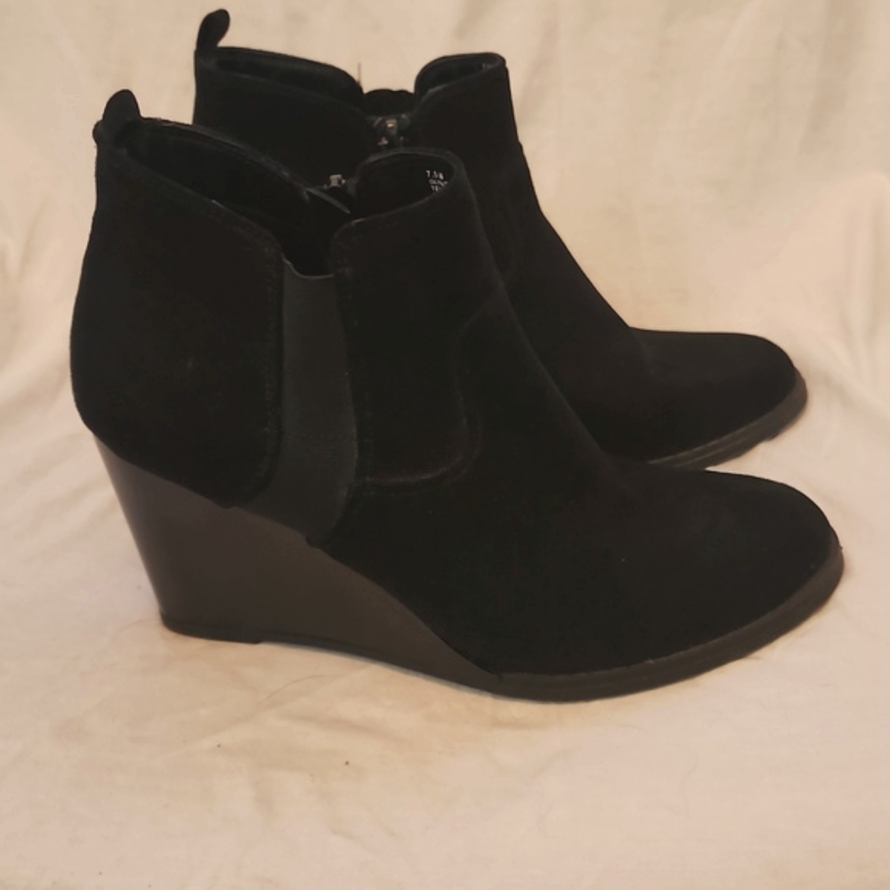 R2 Suede black wedges boots size 7.5 new